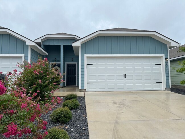 Building Photo - Luxury 3/2 Duplex in Seguin, Texas