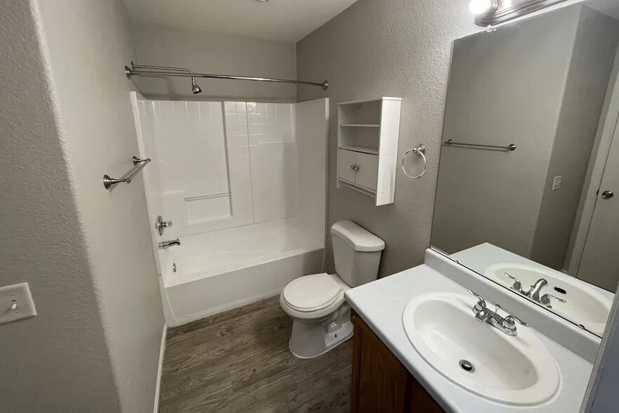 Building Photo - 464 E 77th Pl