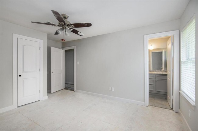 Building Photo - 5915 Ludington Dr
