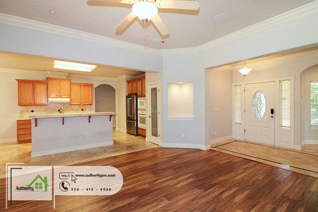 Building Photo - 2052 Hedgerow Ave