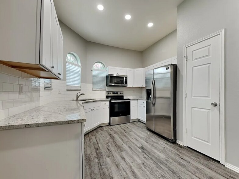 Building Photo - 3810 Sycamore Ln