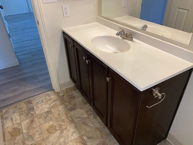 Building Photo - Reno Duplex - 1 Pet Friendly, Garage, Dishwasher, Washer/Dryer Hookups, Central A/C