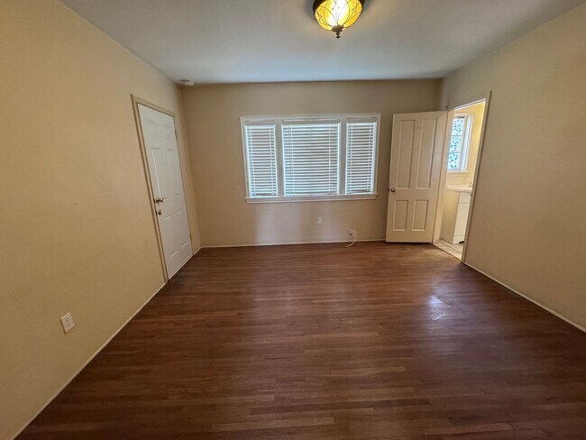 Building Photo - Beautiful 2 story 3 bedroom 2 bathroom home