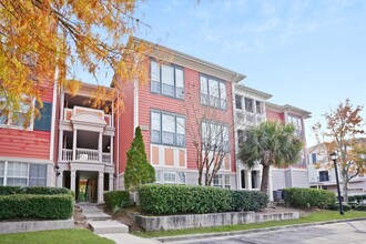 Building Photo - 2 bedroo 2-bathroom ground floor with screened patio for rent Wilmington Island