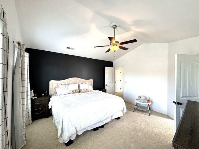 Building Photo - Minutes to the Beach! Conveniently located between Jacksonville & Wilmington