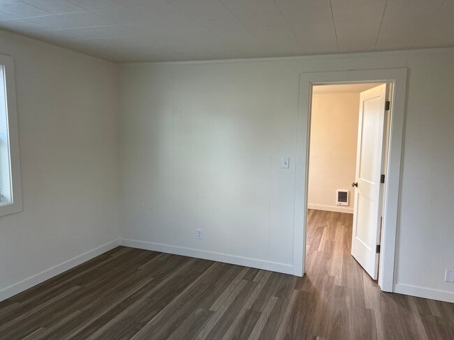 Building Photo - Updated 3 bedroom 1 bathroom house! MOVE I...