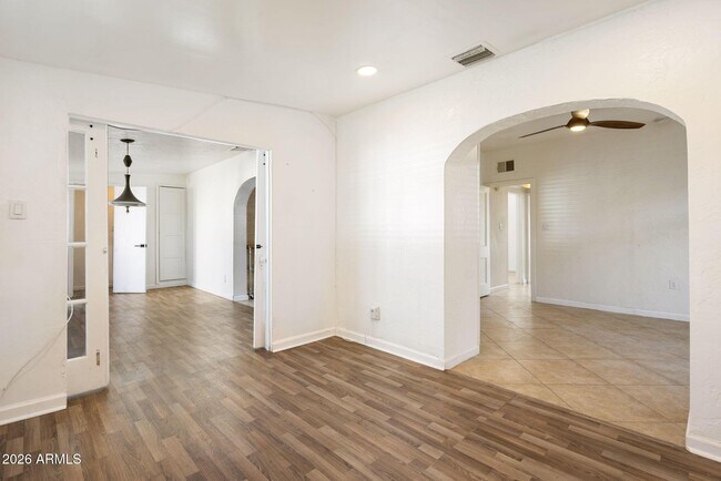 Building Photo - 930 E Whitton Ave