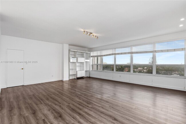 Building Photo - 4925 Collins Ave