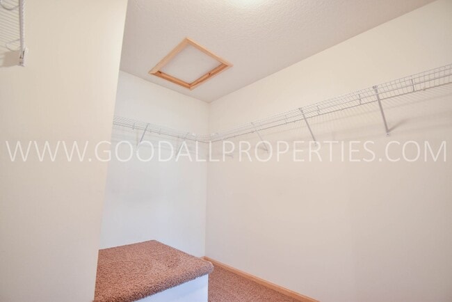 Building Photo - 2 Bedroom, 1.5 Bath Townhome in Jordan Creek area!