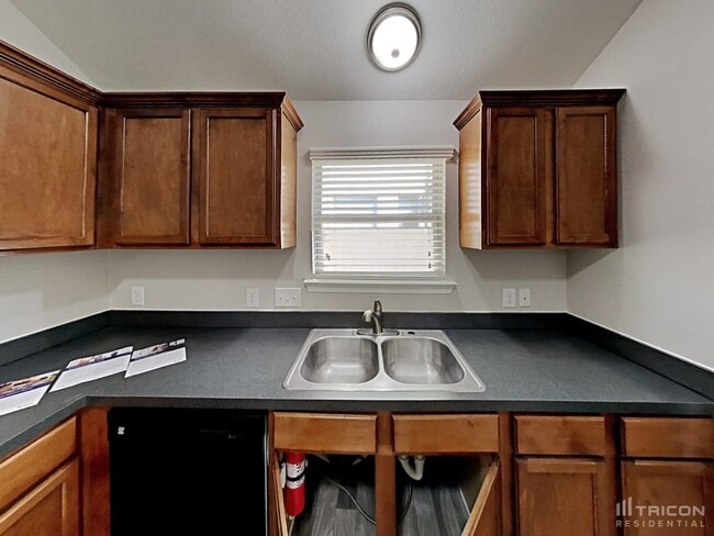 Building Photo - 7906 W Red Oak Ln