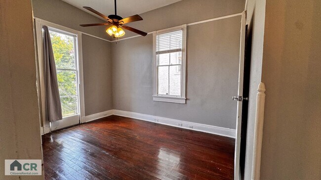 Building Photo - SPACIOUS 5Bed/3Bath right off Broadway!