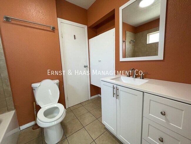 Building Photo - Charming 2 Bedroom Duplex Unit with Parking!