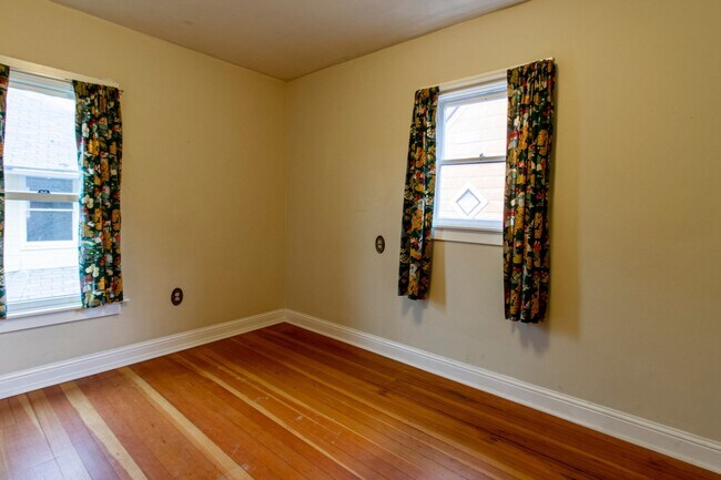 Building Photo - Gorgeous 3 Bedroom House with Bonus Room, ...