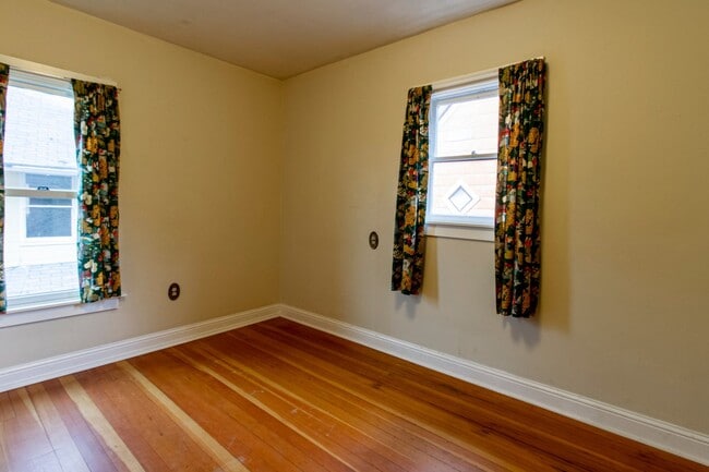 Building Photo - Gorgeous 3 Bedroom House with Bonus Room, Attached Garage, and Original Charm!