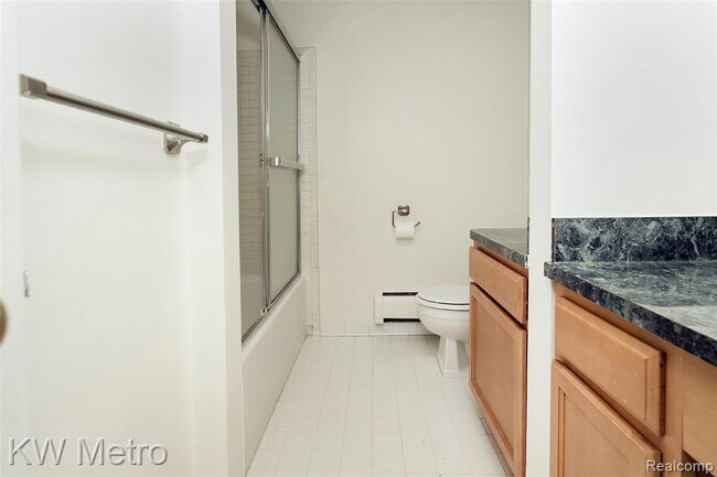 Building Photo - 2425 Torquay Ave