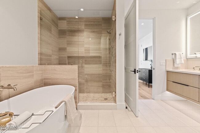 Building Photo - 5000 N Camelback Rdg Dr