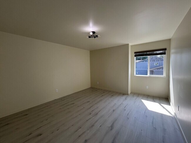 Building Photo - 5203/5205 208 th St E