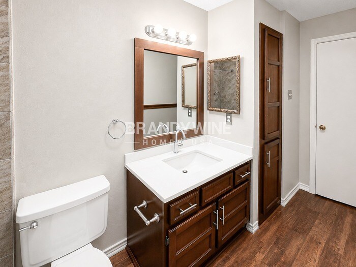 Building Photo - 3025 Jamestown Dr
