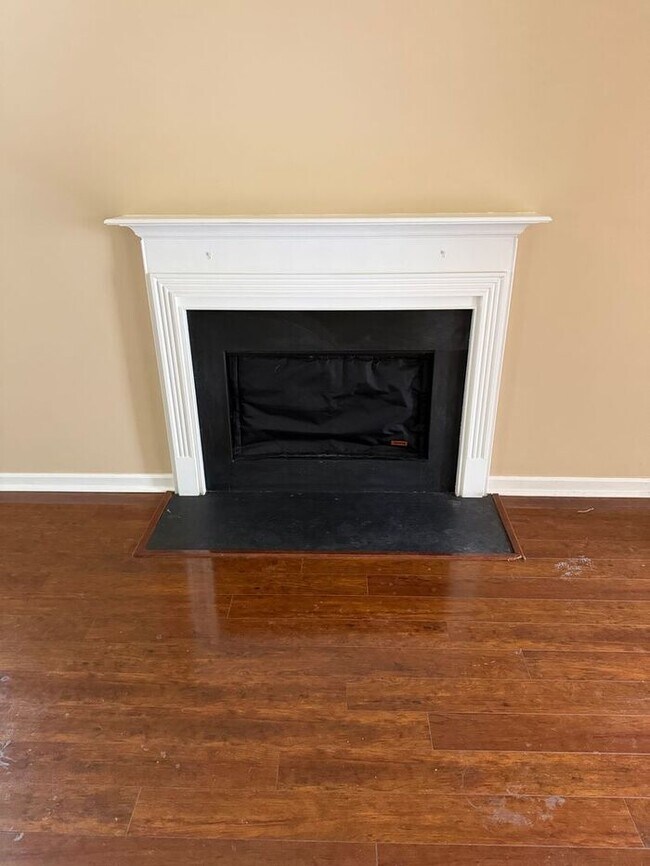 Building Photo - Maintenance Free Living 3 Bed/2.5 Bath