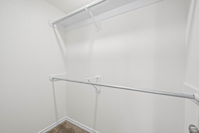 Building Photo - FOR LEASE ON AN ACRE LOT