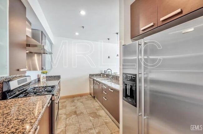 Building Photo - 368 Elm St