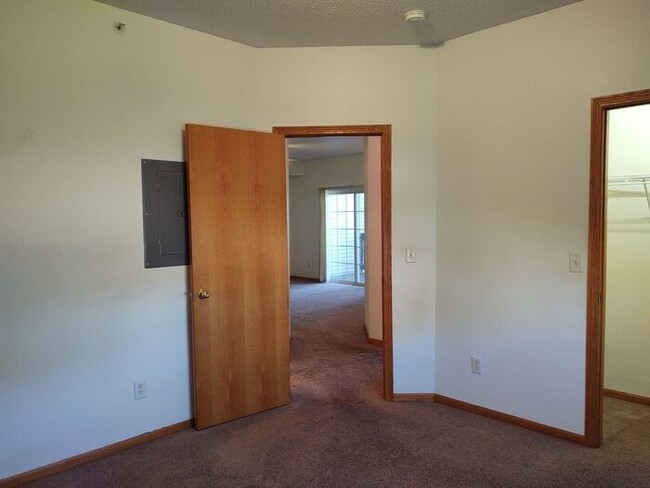 Building Photo - $1,195 | 2 Bedroom, 1 Bathroom Condo | No ...