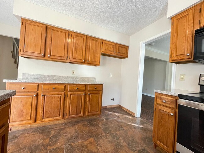 Building Photo - 4 Bed 2 Bath