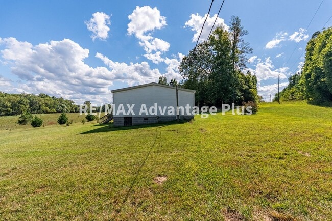 Building Photo - Spacious 4 bedroom home in private setting