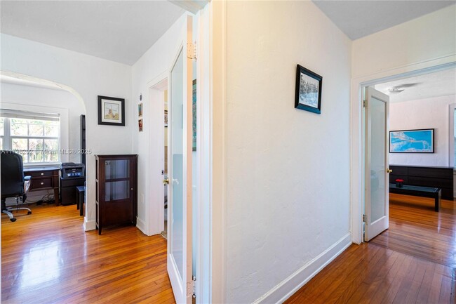Building Photo - 1567 Bay Dr