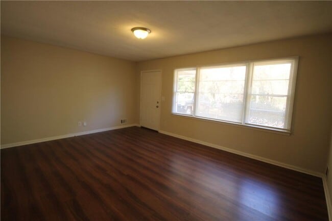 Building Photo - 3661 Pinehill Cir