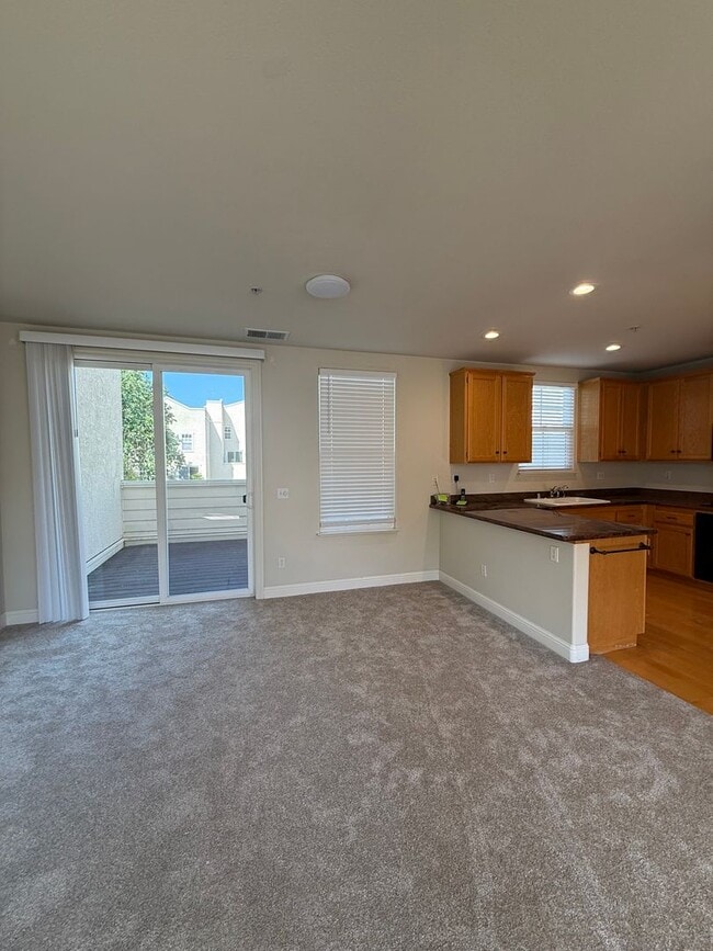 Building Photo - 2 bedroom 2.5 Bathroom Windsor Town Green Condo with carpet and A/C