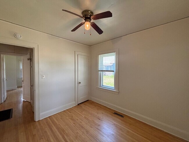 Building Photo - Charming 2+ Bedroom Single Family on a gre...