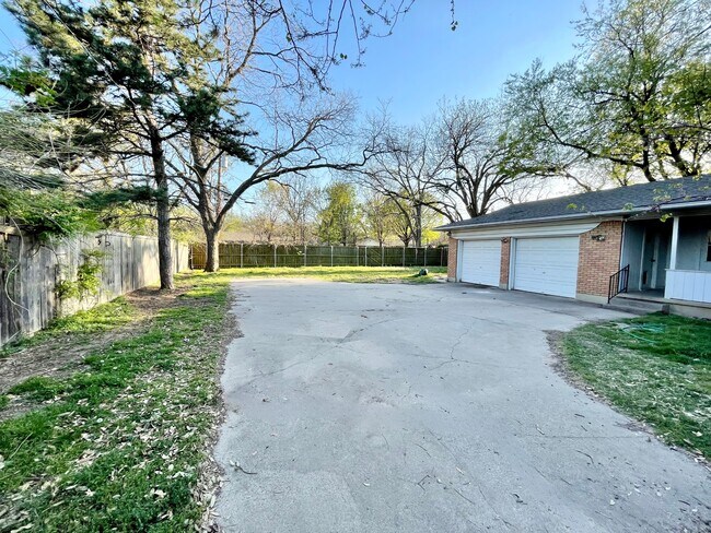 Building Photo - 1217 Linden Dr