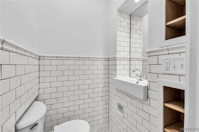 Building Photo - 887 W Ferry St