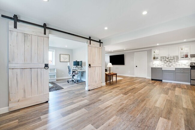 Building Photo - 5128 Linnean Terrace NW