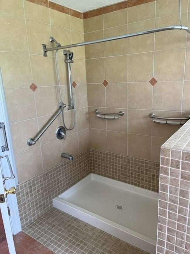 Building Photo - AVAILABLE NOW! Open house 10/20/2025 from ...
