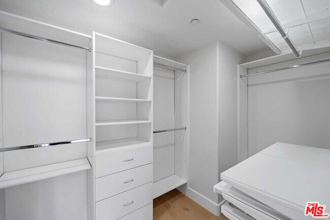 Building Photo - 438 Arnaz Dr