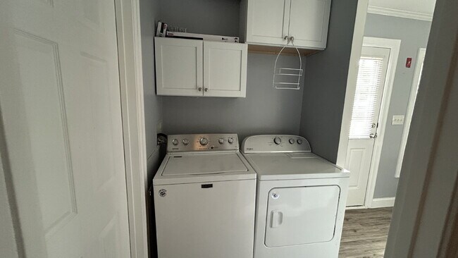 Building Photo - A rare find! Quiet country living in a single-level, 3 bed/2 bath home in Kennebunk!