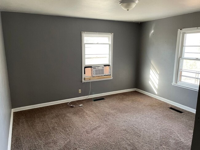 Building Photo - 704 N Almond St