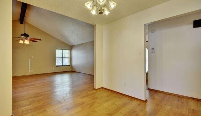 Building Photo - 400 Greenwood Dr