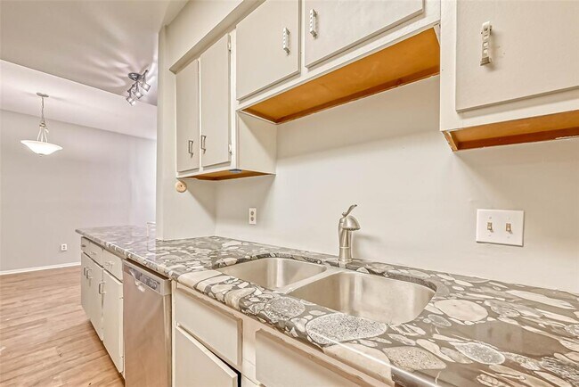 Building Photo - 9009 Richmond Ave.