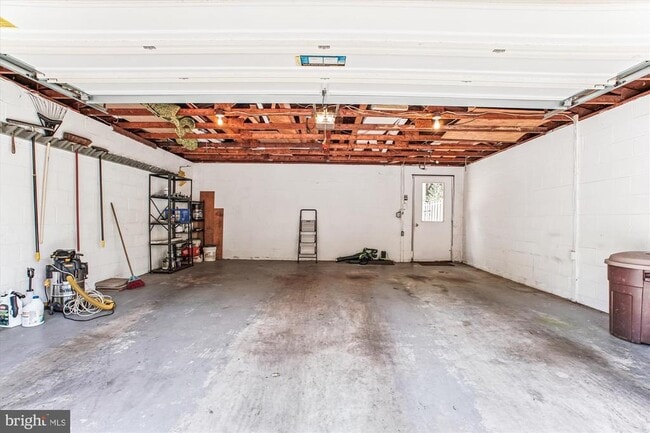 Building Photo - 3809 Hemlock Way