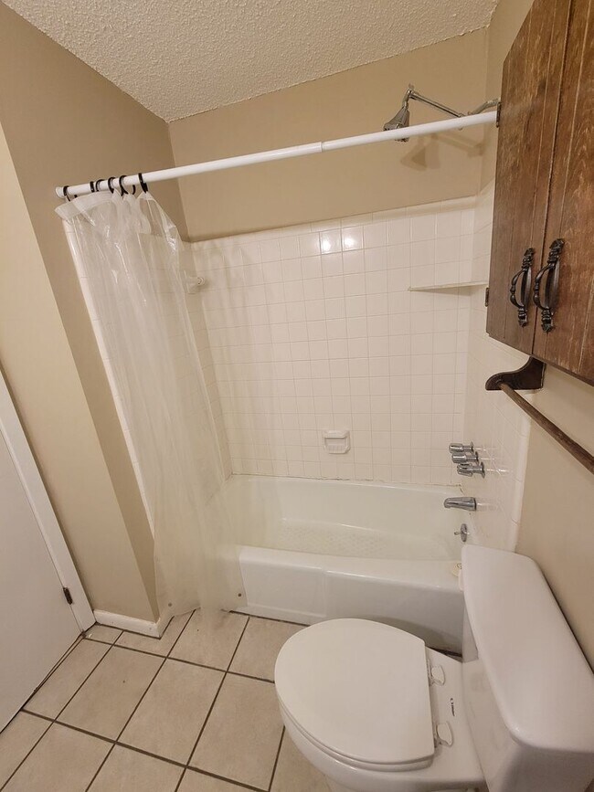 Building Photo - Home conveniently located