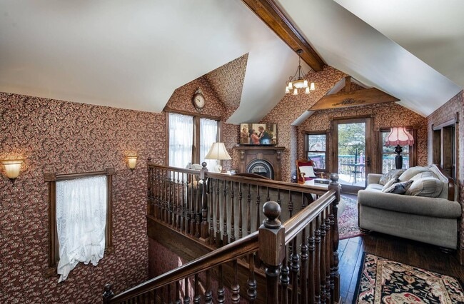 Building Photo - Winter rental! Luxury 4 bed, 3 bath home i...