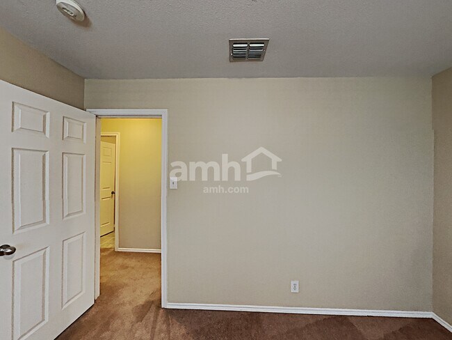 Building Photo - 7915 Maple Leaf