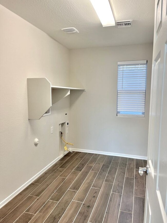 Building Photo - MOVE IN SPECIALS!! 2 Master Suites Open Ceiling Modern Home for RENT!