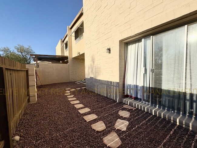 Building Photo - 1981 N Terraza de la Cienega