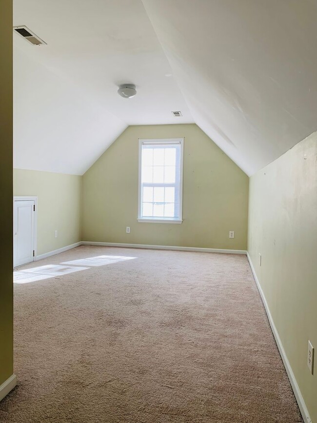 Building Photo - Spacious 3 BR House w/ Fenced Backyard and...