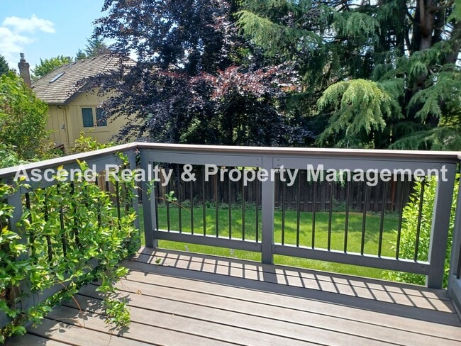 Building Photo - Wonderful Lake Oswego One Level 2 Decks 2 ...