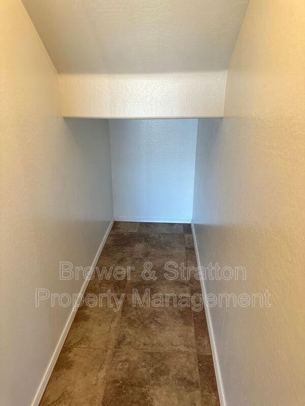 Building Photo - 2677 N Hawthorn Dr